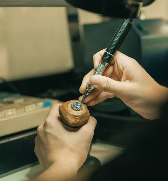 Finition précise avant la mise en pierre