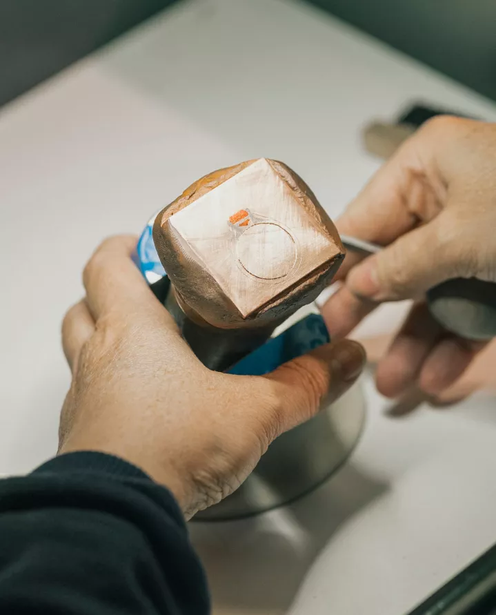 La répétition du geste comme signature.